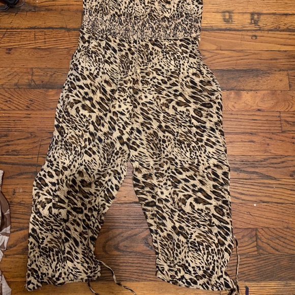 Animal print jumpsuit no straps. 3 1/4 leg - Picture 3 of 3